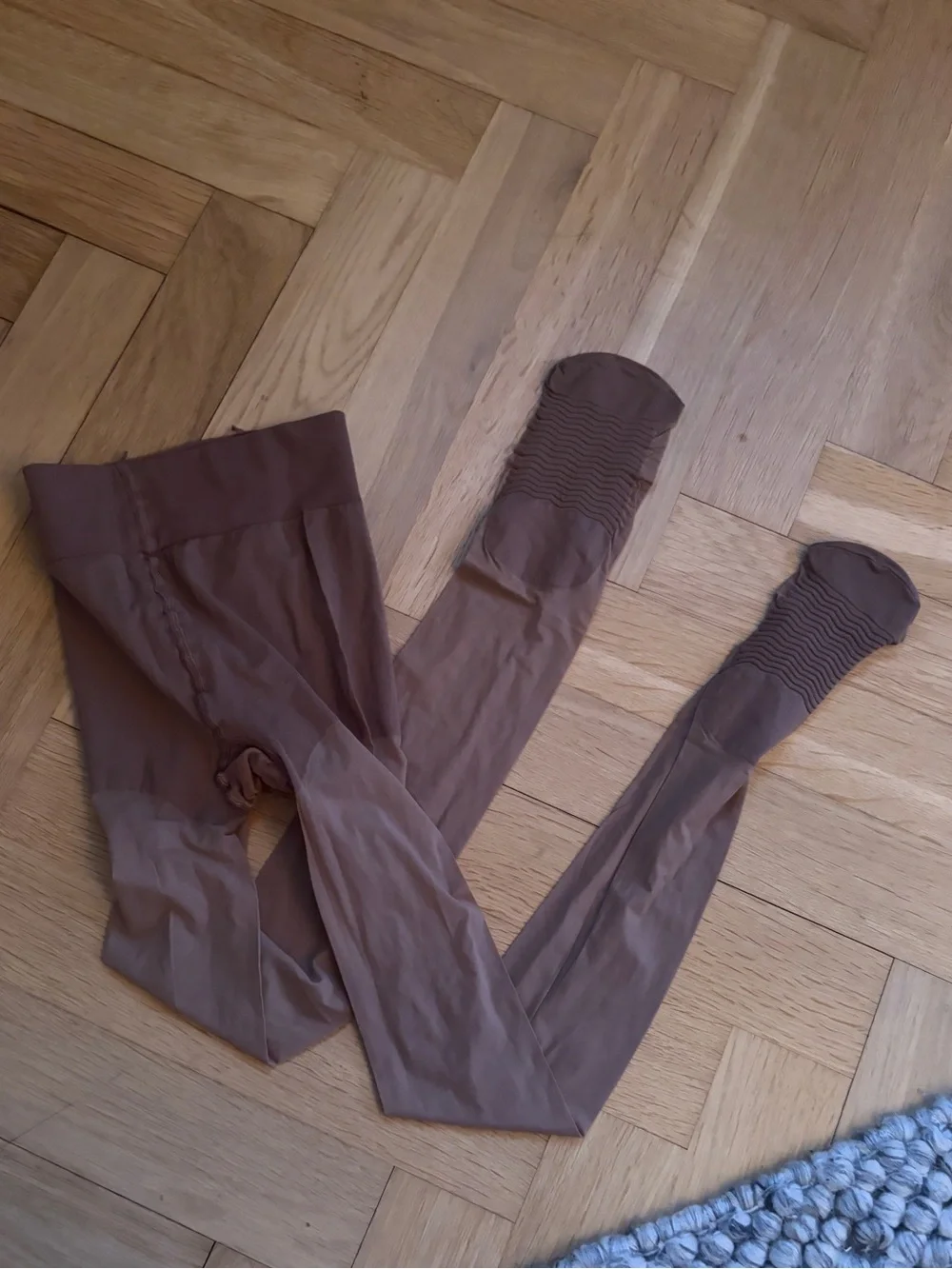 NWOT Natori tan stockings with ribbed feet